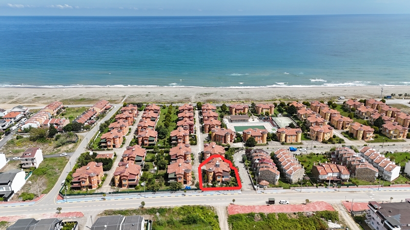 VİLLA / DENİZE SIFIR / BAHÇE / 360 M2 ARSA PAYI / 3+1